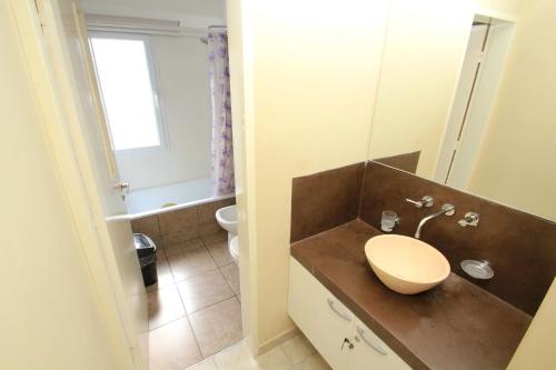 Un baño con lavabo e inodoro. en Casa cómoda y espaciosa con pileta, en San Salvador de Jujuy