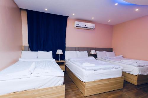 Una cama o camas en una habitación de MAKADI PYRAMIDS inn