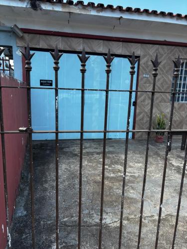 an iron gate with a view of the mountains at Cantinho perto Unicamp in Campinas