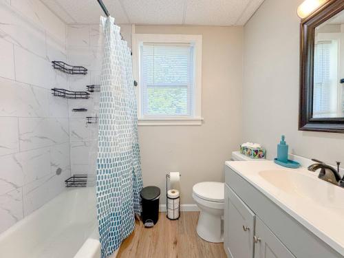 Et badeværelse på Nashua -Queen beds - Mins to MHT - W/D in Unit -