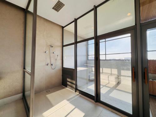 ein Badezimmer mit Dusche und großen Glastüren in der Unterkunft Flat em Moema Grand Vitrali - Aero Congonhas in São Paulo