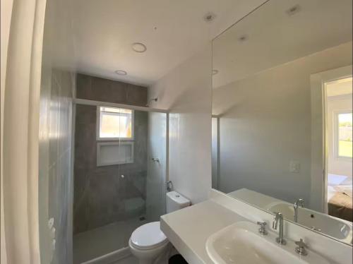 Un baño con lavabo, inodoro y ducha. en Buzios Heven, en Búzios