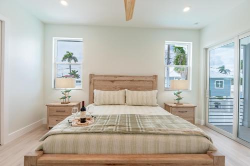 En eller flere senge i et værelse på Sun Kissed Villa by Sun Palace Vacations