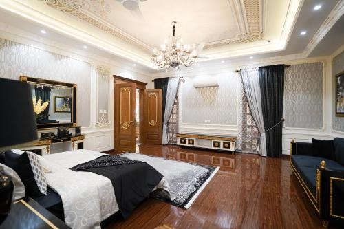 a bedroom with a bed and a chandelier at Hotel Seven Inn Plaza Near IGI Delhi Airport in New Delhi
