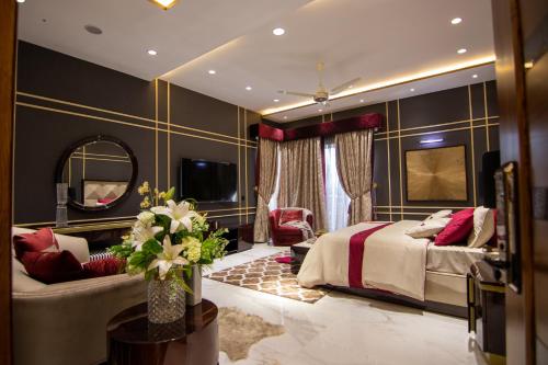 a bedroom with a large bed and a mirror at Hotel Seven Inn Plaza Near IGI Delhi Airport in New Delhi