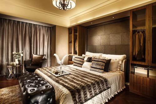 a bedroom with a large bed and a chair at Hotel Seven Inn Plaza Near IGI Delhi Airport in New Delhi