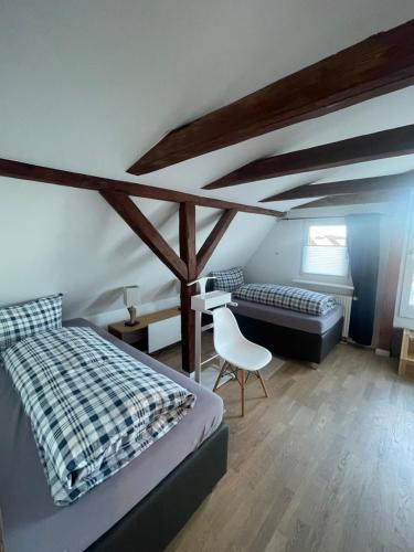 een slaapkamer met een bed, een bureau en een stoel bij See Igel Sjöborre in Wismar