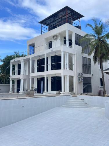 El edificio en el que está la villa