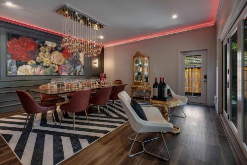 a dining room with a table and chairs and a painting at White House Napa in Napa