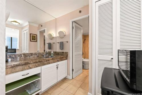 Кухня или мини-кухня в Brooks Beach Vacations Wyndham 4 Star Resort 1805 Waikiki
