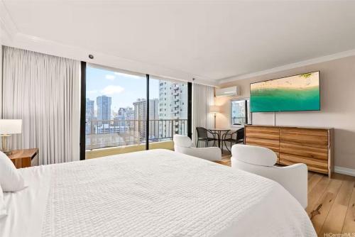 Кровать или кровати в номере Brooks Beach Vacations Wyndham 4 Star Resort 1805 Waikiki