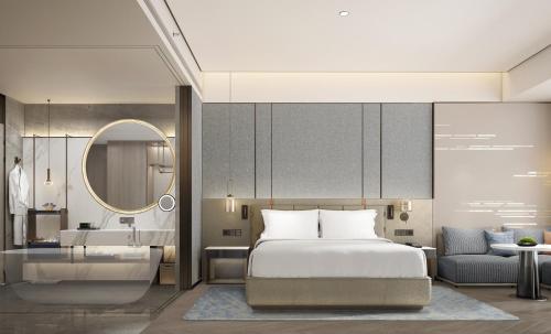 Una cama o camas en una habitación de Crowne Plaza Weihai Binhai by IHG