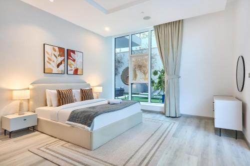 Palm Jumeirah Oasis - Stylish 1 Bedroom Apartment with Garden, Pool & private Beach Access