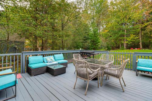 Posezení v ubytování Fire Pit and Hot Tub Peaceful Poconos Farms Getaway