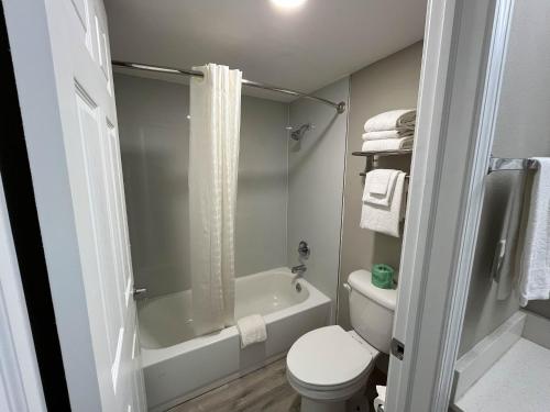Un baño de Suites West Memphis, AR - Memphis