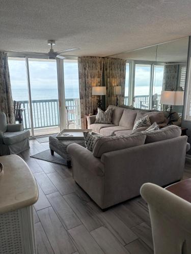 Posezení v ubytování Ashworh 1001 Four Bedroom Condo Oceanfront "PIcture Perfect"