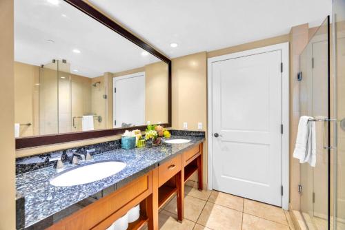 une salle de bain avec deux lavabos et un grand miroir dans l'établissement KBM Resorts FREE CAR Honua Kai Ocean view 2-Bedroom Condo with Huge Wraparound Lanai HKK-413, à Kaanapali Airport