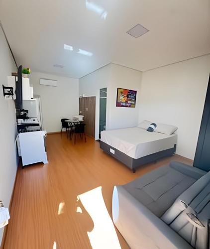 Un dormitorio con una cama y una mesa dentro. en Flats_Sabia, en Uberlândia