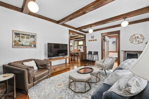 TV a/nebo společenská místnost v ubytování Family Friendly Home - Fenced yard - Parking