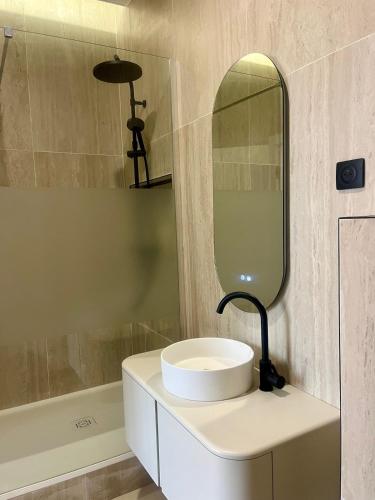 Bilik mandi di Suite Velours by Collection Aura - Maison les Arcades face à la gare de Charleville-Mézières