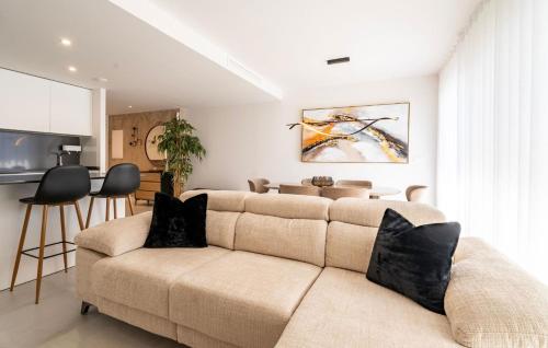 Contemporary 3-Bedroom Apartment in Oasis 325