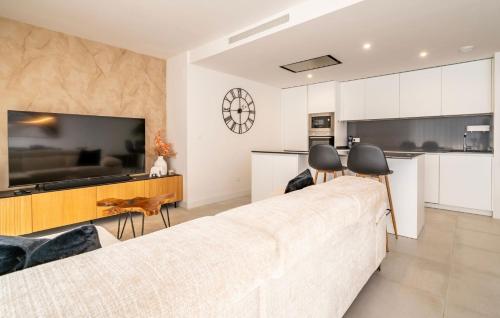 Contemporary 3-Bedroom Apartment in Oasis 325