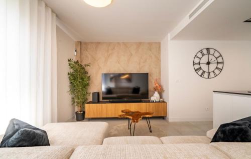Contemporary 3-Bedroom Apartment in Oasis 325