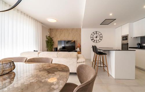 Contemporary 3-Bedroom Apartment in Oasis 325