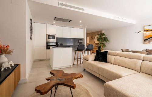 Contemporary 3-Bedroom Apartment in Oasis 325