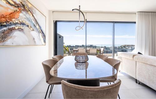Contemporary 3-Bedroom Apartment in Oasis 325