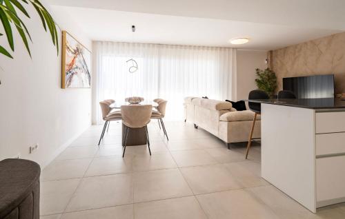 Contemporary 3-Bedroom Apartment in Oasis 325