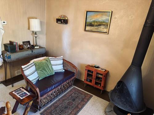 Χώρος καθιστικού στο 1900s Miner's cabin behind Tombstone Brewery