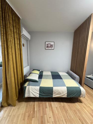 Een bed of bedden in een kamer bij Double Studio near University Square - 2 Balconies