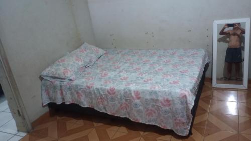 een persoon die een foto neemt van een bed in een slaapkamer bij Suíte por temporada in Belém