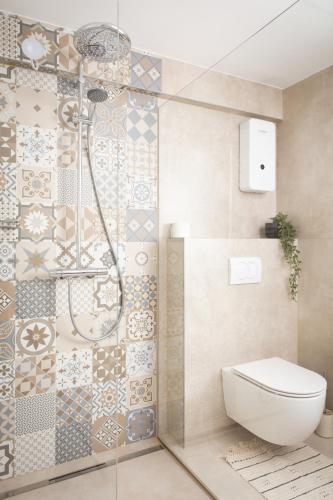 a bathroom with a shower and a toilet at Noahkis Apartments in Bad Ems