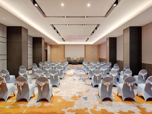 a conference room with rows of chairs in a row at Mercure Bengkulu in Bengkulu