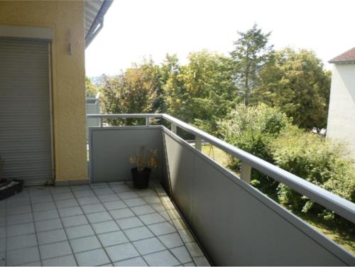 a balcony of a house with a potted plant on it at City Apartment Göppingen - Neu Renoviert & Voll Ausgestattet, Moderne Wohnung mit Küche & Balkon in Göppingen