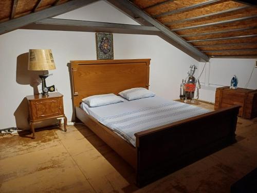 a bedroom with a large bed with a wooden headboard at ANTALYA KALEİÇİ TARİHİ LOKASYON BAHÇELİ ÖZEL MÜSTAKİL ev in Antalya