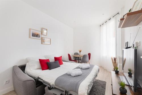 En eller flere senge i et værelse på Michaud Charming apartment near Paris