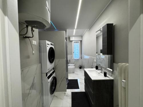 レッジョ・エミリアにあるDream Houseの洗面台と洗濯機と乾燥機を備えたバスルーム
