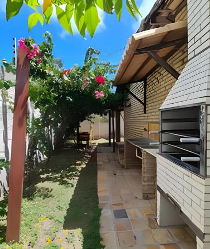 a backyard with a kitchen and an outdoor patio at Porto do Sol - Chalé 25 in Pipa