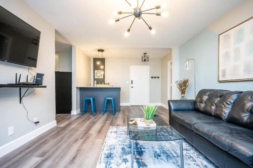sala de estar con sofá de cuero y mesa de cristal en Special Deal Downtown 2BR Walkable & Parking, en Atlanta