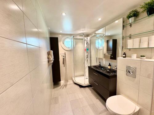 Ένα μπάνιο στο Cozy Private Room in Apartment, Perfect for 1 or 2 Guests