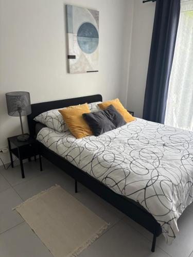Una cama con dos almohadas encima en un dormitorio. en Apartament Słowackiego Park, en Zabrze