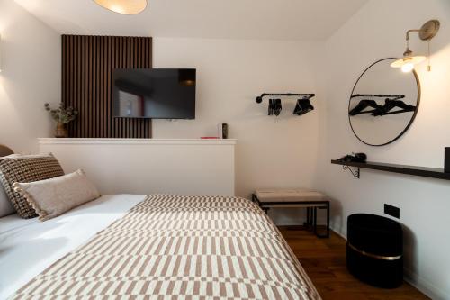 Un dormitorio con una cama y un televisor de pantalla plana. en Botanic House - 3BR Home - Private Parking, en Glasgow