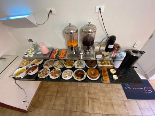 een tafel met verschillende soorten donuts erop bij Une Hotel in Uberlândia