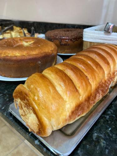 Twee broden liggen op een dienblad naast gebak. bij Une Hotel in Uberlândia