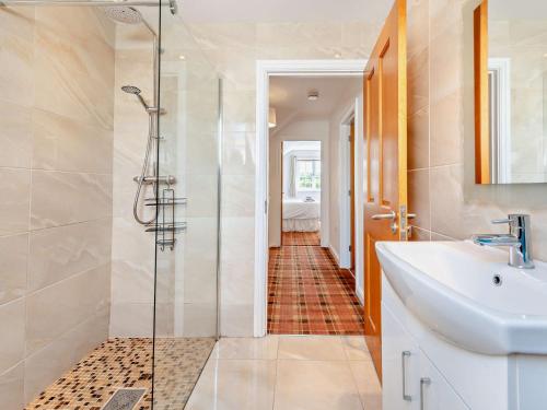 Ένα μπάνιο στο 2 Bed in Cosheston 60704