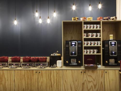 a coffee shop with two vending machines on a counter at Ibis Abdelmoumen Casa Centre in Casablanca