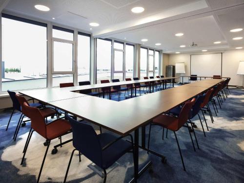 a large conference room with a long table and chairs at ibis Styles Parndorf Neusiedler See in Parndorf